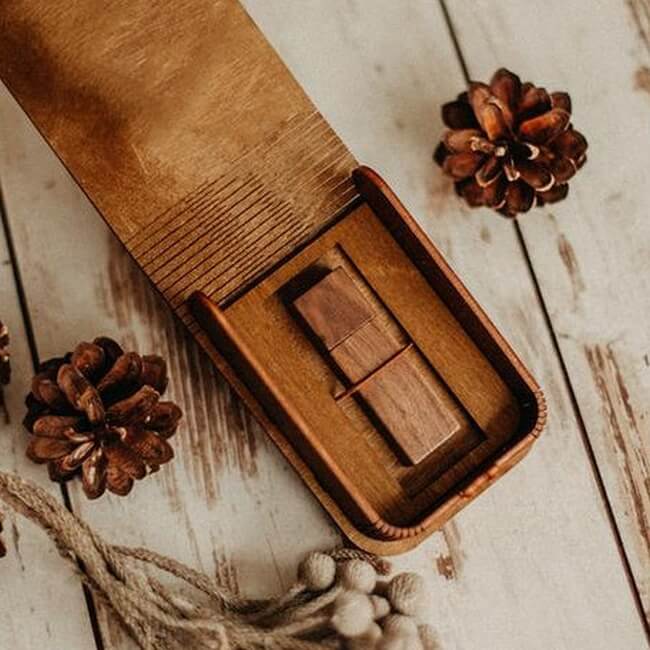 USB Stick in Walnussbox