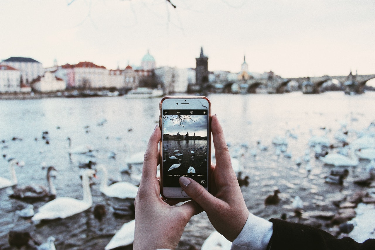 Smartphone-Fotokurs in Bonn, Person fotografiert mit Smartphone