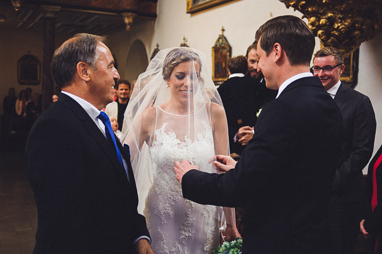 Bild zu Hochzeit in der Kreuzbergkirche - Getting Ready im Kameha Grand Bonn