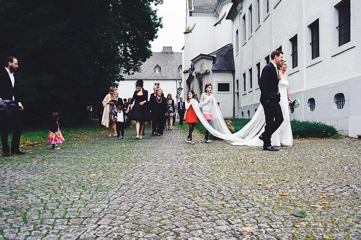 Bild zu Hochzeit in der Kreuzbergkirche - Getting Ready im Kameha Grand Bonn