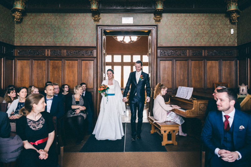 Brautpaar beim Einzug in Schloss Drachenburg - Hochzeitsfotograf Bonn Chris Loup