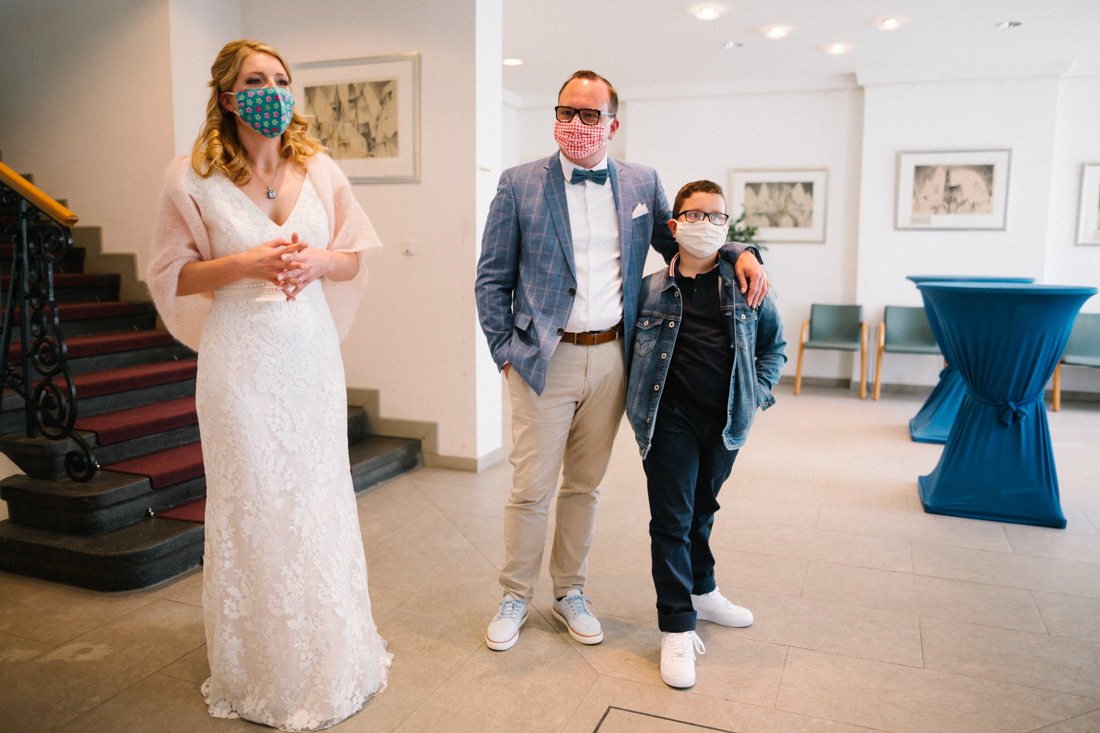 Hochzeitspaar im Standesamt Bonn mit Alltagsmaske