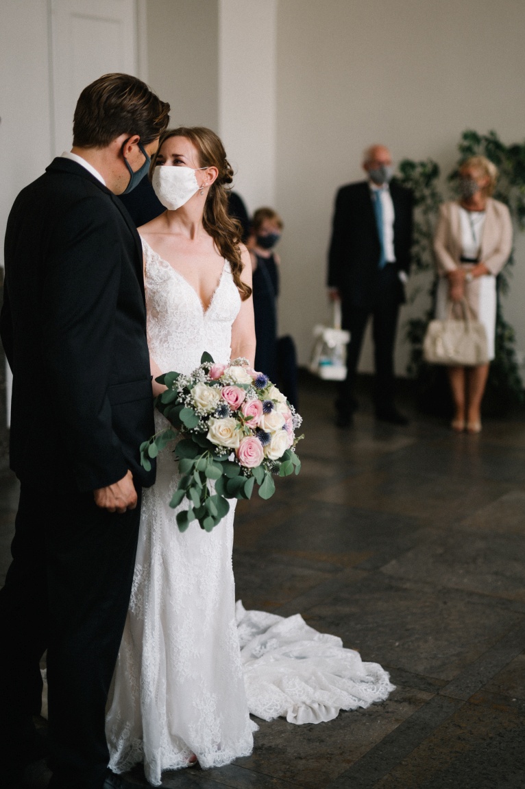 Hochzeitspaar mit Alltagsmaske und Mundschutz - Hochzeitfotograf Bonn